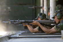 Militares do Exército treinam tiro
