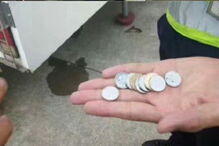 Mulher atira moedas para motor de avião