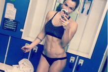 Raquel Henriques faz dança sensual de body