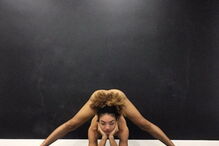 Instrutora de yoga prefere fazê-lo nua 