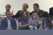 2017: Presidente com namorada e uma criança, na bancada, durante o jogo -- vitor chi.jpg