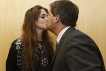 2012 2013 -- Beija a esposa após apresentaçao da sua candidatura -- Pedro Ferreira.jpg