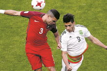 Pepe disputa lance com Jiménez no jogo da fase de grupos (2-2)