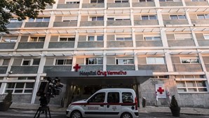 Trabalhadores do Hospital da Cruz Vermelha protestam em defesa do acordo de empresa