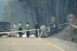 Muitos corpos foram encontrados dentro de carros. Vítimas tentavam fugir quando foram cercadas pelo fogo em Pedrógão Grande