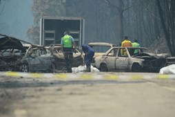 Muitos corpos foram encontrados dentro de carros. Vítimas tentavam fugir quando foram cercadas pelo fogo em Pedrógão Grande