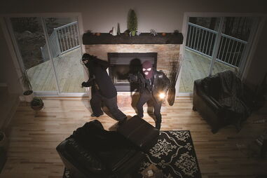 Dois homens cumpriam as ordens dadas pela mulher, que era mãe e companheira dos condenados