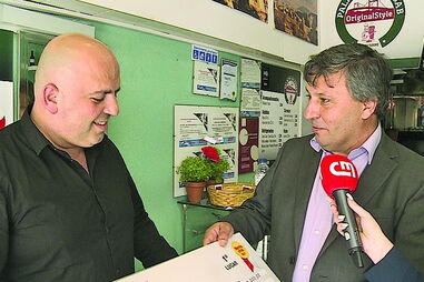 Armando Esteves Pereira,  diretor-adjunto do CM, entrega prémio a Mustafa Kartal 