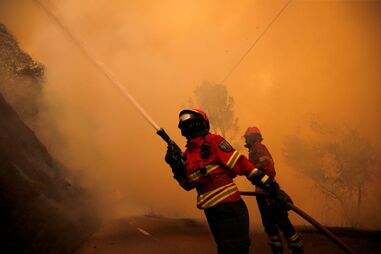Bombeiros combatem incêndio