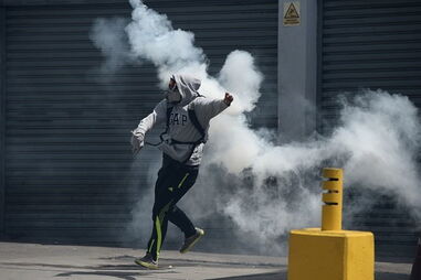 Centenas de venezuelanos bloquearam as ruas principais da cidade de Caracas