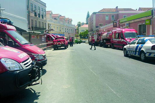 Polícia junto às viaturas dos bombeiros do Beato. PSP foi chamada, mas acabou por não passar multa   