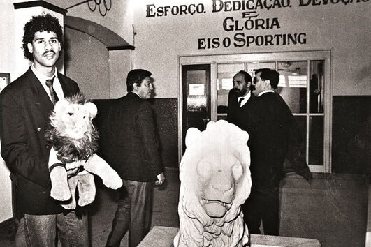 Rijkaard (esq.) em Alvalade com Jorge Gonçalves (à direita de óculos) 