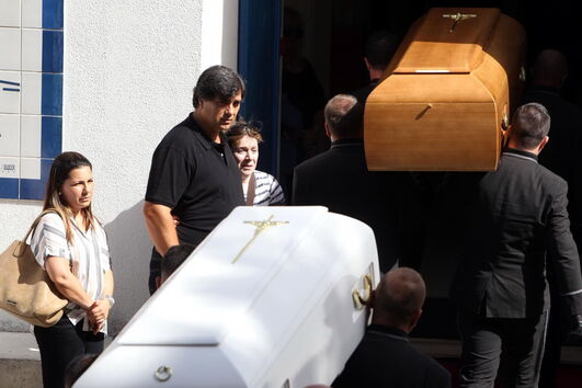 Mário Pinhal junto dos restos mortais da mulher, Susana, e das duas filhas, Margarida e Joana, à chegada ao velório  