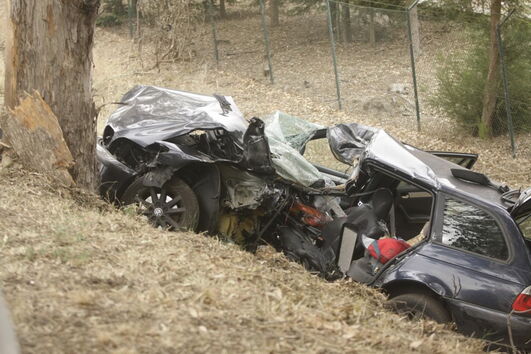 Carro ficou destruído. Bebé seguia no banco de trás, mas salvou-se    