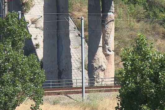 Viaduto para a ponte 25 de Abril com pilares degradados
