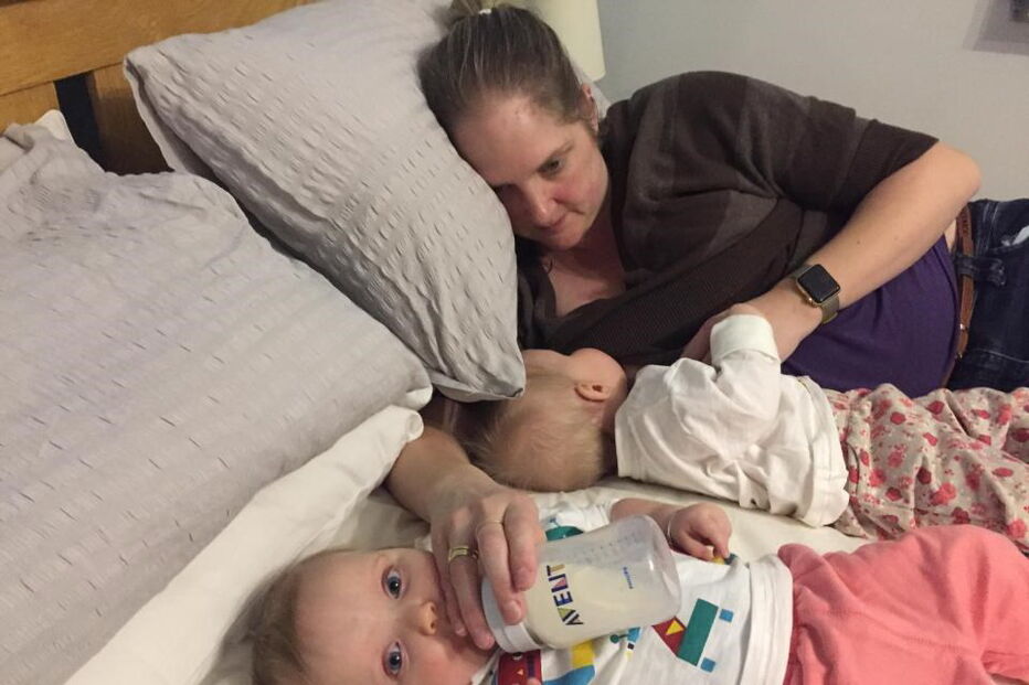 Alimenta filhas gémeas só com um peito após ter cancro da mama