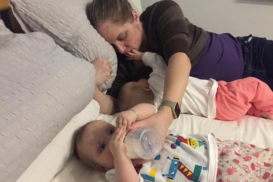 Alimenta filhas gémeas só com um peito após ter cancro da mama