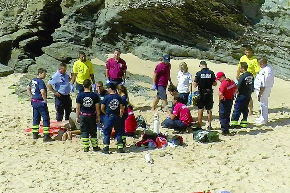 Equipas de socorro recuperaram os sinais vitais da vítima no areal da praia do Banho, ao longo de mais de duas horas de manobras de reanimação. A vítima acabou por não resistir aos ferimentos e o óbito acabou por ser confirmado no hospital de Santiago do Cacém
