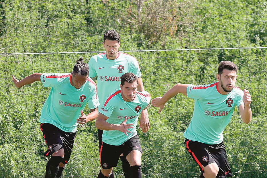 Pizzi (mais à direita) no treino de ontem da seleção nacional, na companhia de Bruno Alves, José Fonte e Cédric