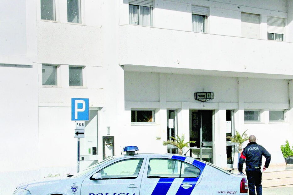 PSP de Tavira identificou os cinco homens e o SEF também foi notificado  