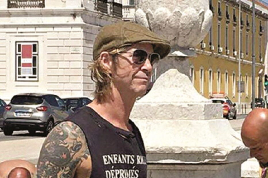 Duff McKagan a passear no Terreiro do Paço