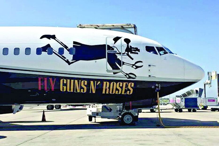 O avião da banda no aeroporto de Lisboa    