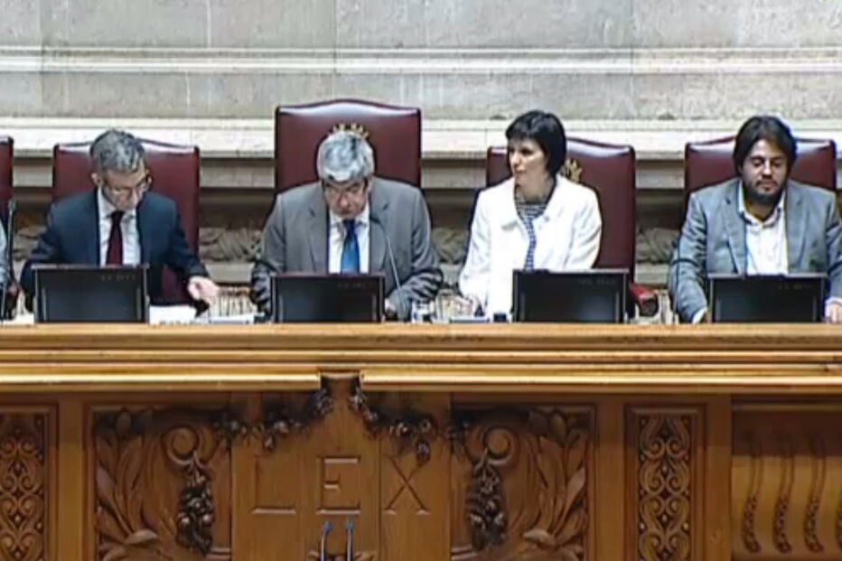 Parlamento discute aplicação de tarifas a condutores da Uber e Cabify