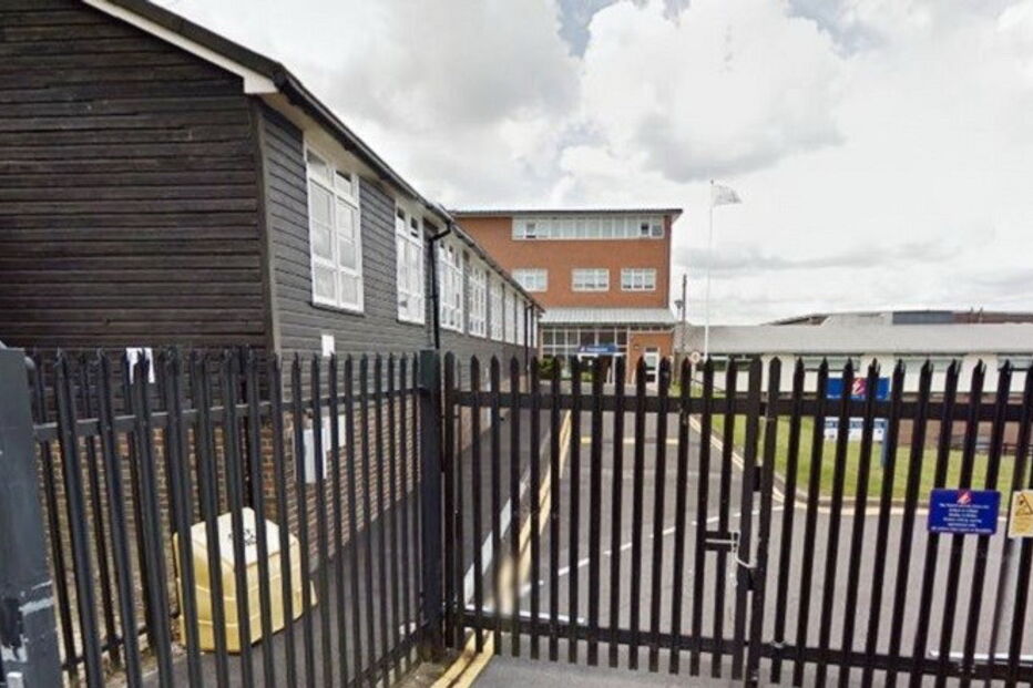 Girls, Hilary Burkett, Kent, educação, questões sociais