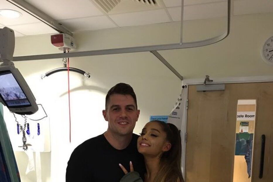 Ariana Grande visitou os fãs que recuperam de ferimentos num hospital de Manchester
