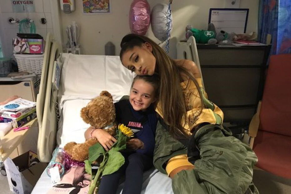 Ariana Grande visitou os fãs que recuperam de ferimentos num hospital de Manchester
