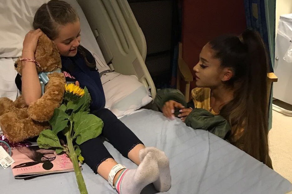Ariana Grande visitou os fãs que recuperam de ferimentos num hospital de Manchester