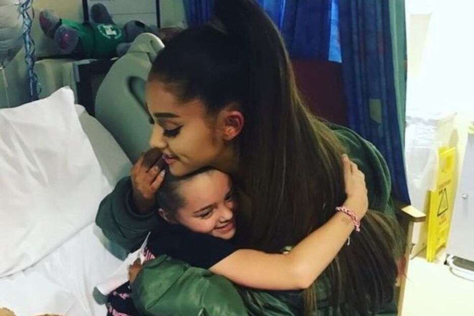 Ariana Grande visitou os fãs que recuperam de ferimentos num hospital de Manchester