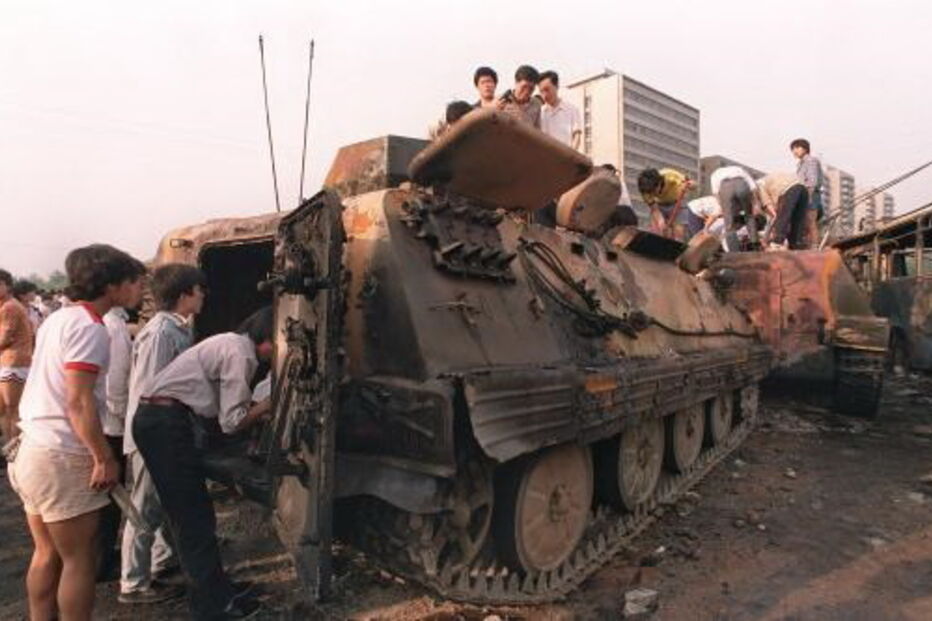 Em junho de 1989, milhares de estudantes ocuparam a Praça de Tiananmen, em Pequim, até serem expulsos a tiro pelo exército da China