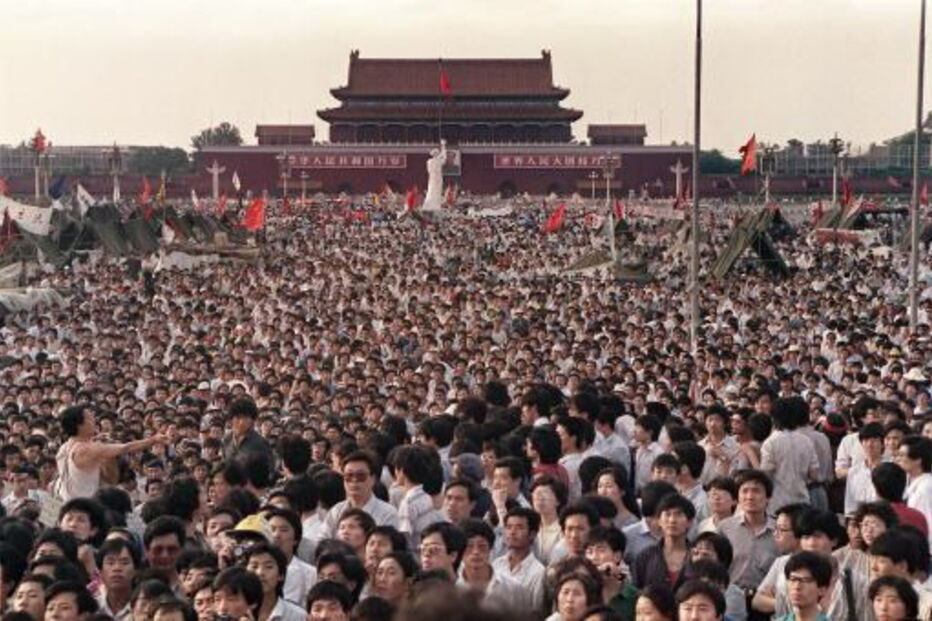 Em junho de 1989, milhares de estudantes ocuparam a Praça de Tiananmen, em Pequim, até serem expulsos a tiro pelo exército da China