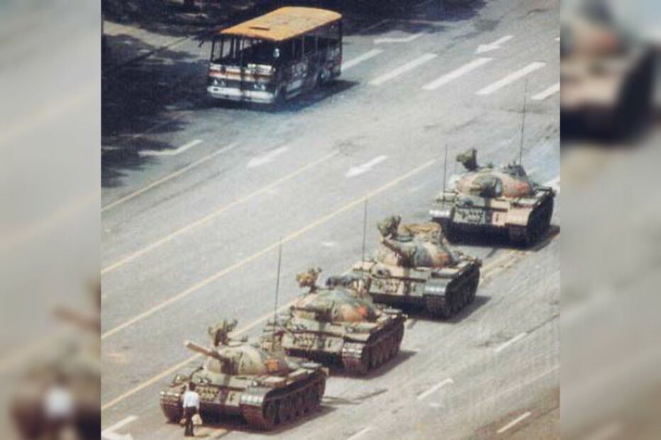 A imagem de um homem a enfrentar os tanques de Tiananmen tornou-se um ícone da contestação na China