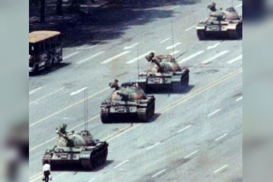 A imagem de um homem a enfrentar os tanques de Tiananmen tornou-se um ícone da contestação na China