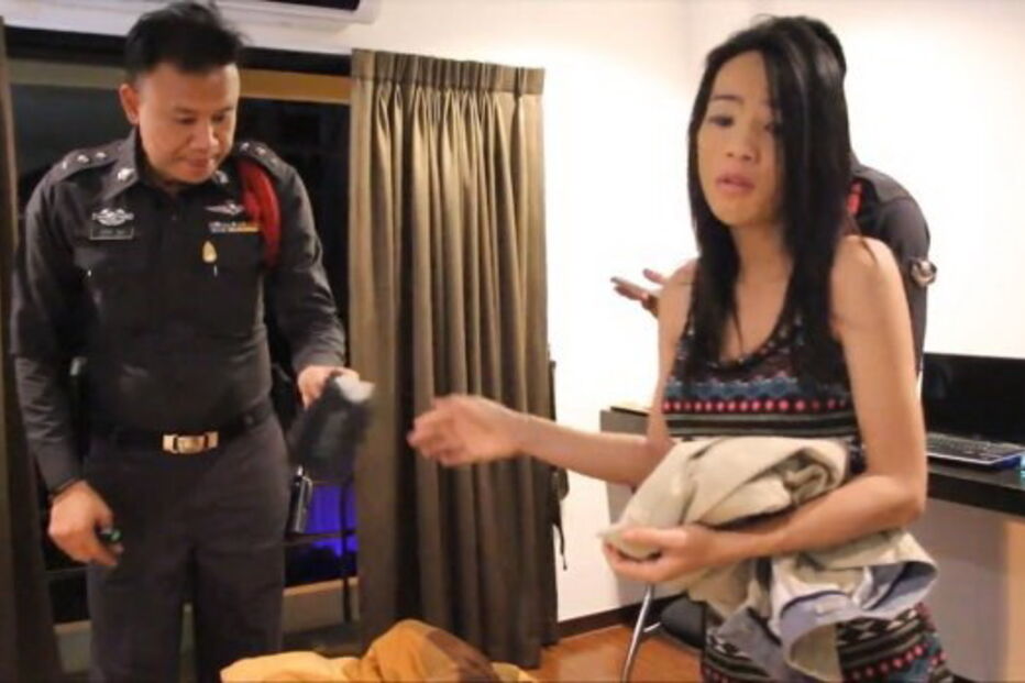 Turista inglês de 40 anos ainda não foi identificado. Terá caído quando fumava um cigarro