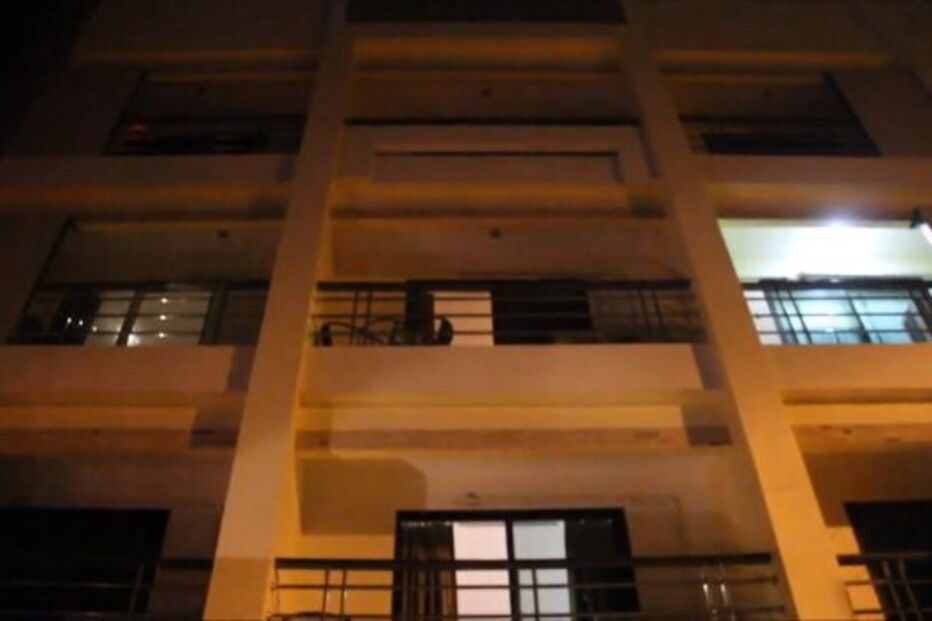 Turista inglês de 40 anos ainda não foi identificado. Terá caído quando fumava um cigarro