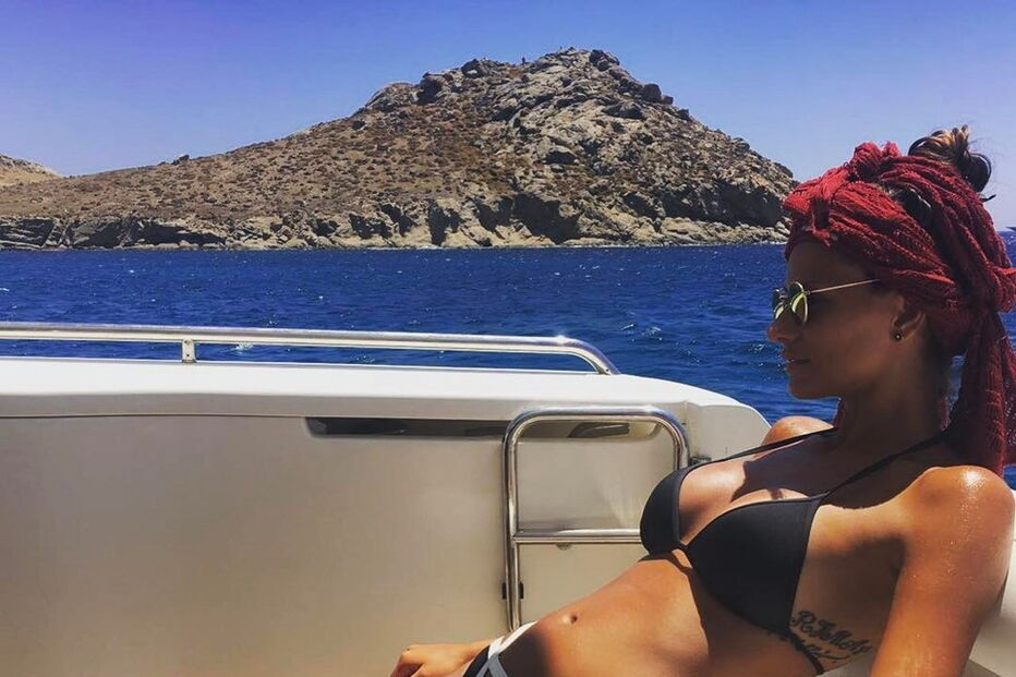 A elegante silhueta de Amina atrai todos os olhares