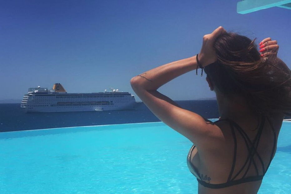 A elegante silhueta de Amina atrai todos os olhares