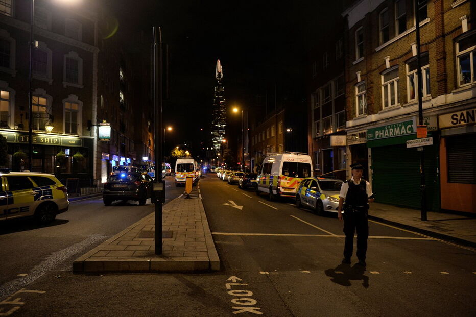 Grande aparato de forças policiais e de meios de socorro acorreram ao local, em Londres