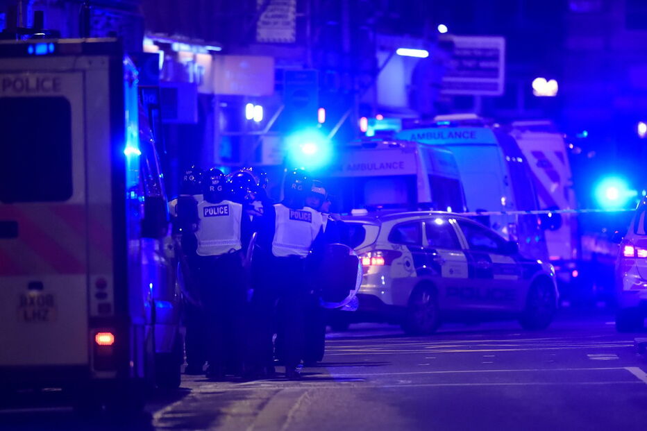 Grande aparato de forças policiais e de meios de socorro acorreram ao local, em Londres