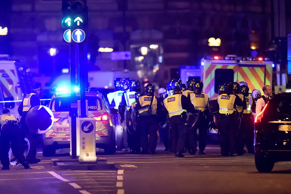  Grande aparato de forças policiais e de meios de socorro acorreram ao local, em Londres