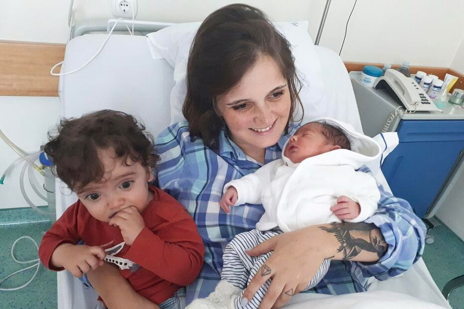 Carolina Deslandes, ainda na maternidade, com os seus dois filhos, Santiago, de 11 meses, e Benjamim, que nasceu na quinta-feira