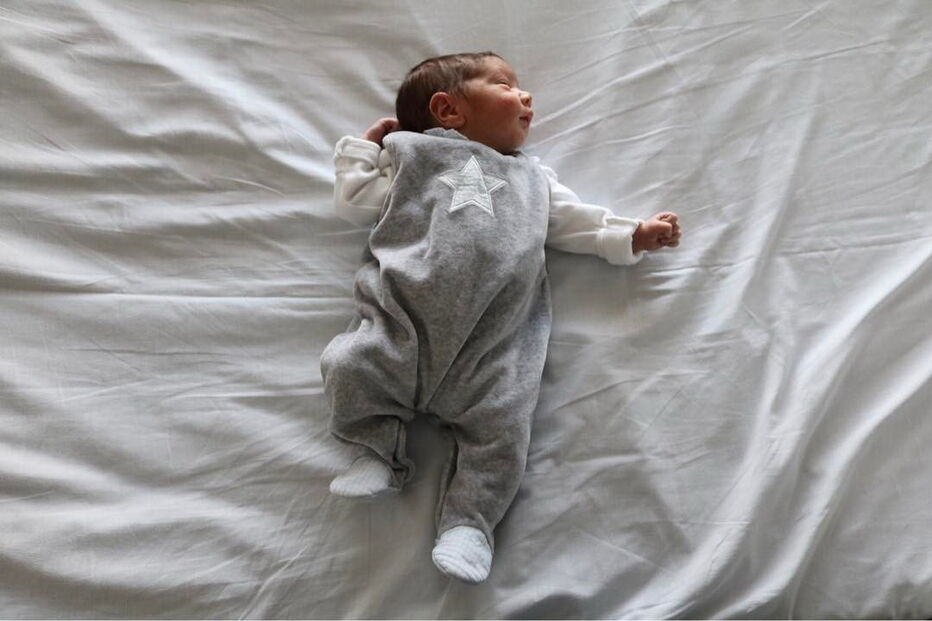 Carolina Deslandes, ainda na maternidade, com os seus dois filhos, Santiago, de 11 meses, e Benjamim, que nasceu na quinta-feira