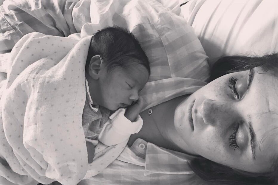 Carolina Deslandes, ainda na maternidade, com os seus dois filhos, Santiago, de 11 meses, e Benjamim, que nasceu na quinta-feira