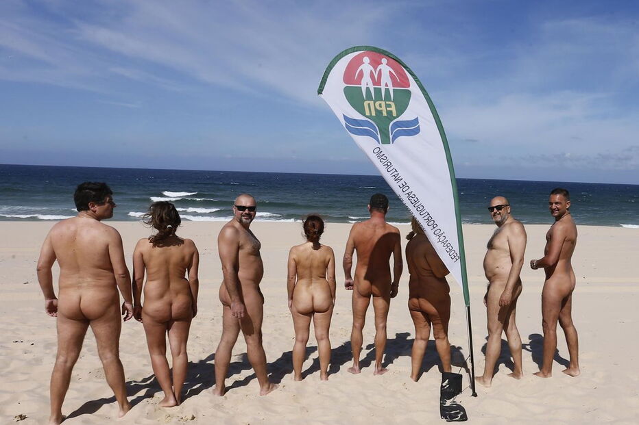 Grupo esteve na praia da Adiça   