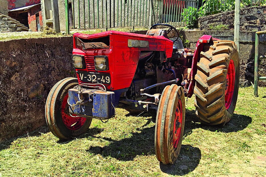 Máquina capotou e esmagou o agricultor que lavrava as terras