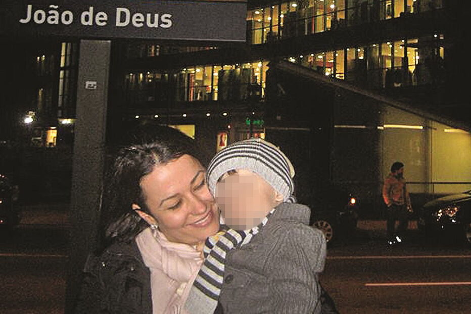 Amanda Carvalho com o filho, que completa 7 anos em setembro, na estação de metro João de Deus, no centro de Vila Nova de Gaia, no ano de 2013