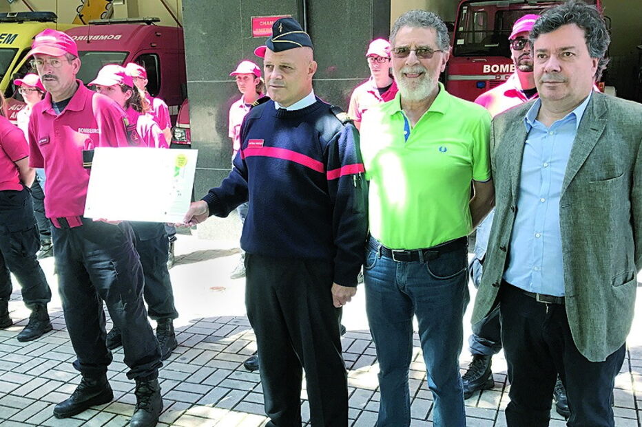 Eduardo Dâmaso (à dir.), diretor da revista ‘Sábado’, entregou prémio aos Bombeiros de Espinho  